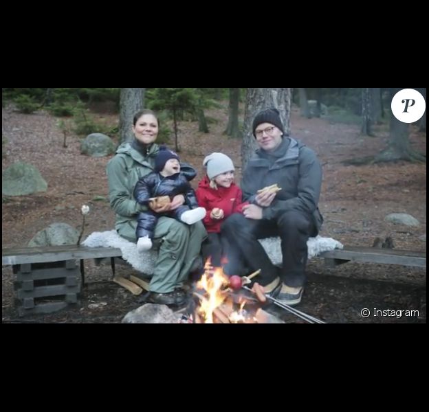 La princesse Victoria et le prince Daniel de Suède avec leurs enfants la princesse Estelle et le prince Daniel autour d'un feu de camp dans le Parc national de Tyresta, au sud de Stockholm, pour souhaiter un joyeux Noël à leurs compatriotes, en décembre 2016. Image issue d'une courte vidéo partagée par la cour royale de Suède sur son compte Instagram.