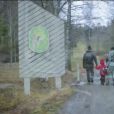 La princesse Victoria et le prince Daniel de Suède ont profité d'une randonnée avec leurs enfants au Parc national de Tyresta, au sud de Stockholm, pour souhaiter un joyeux Noël à leurs compatriotes, en décembre 2016. Image issue d'une courte vidéo partagée par la cour royale de Suède sur son compte Instagram.