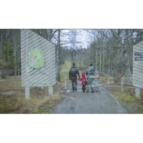 La princesse Victoria et le prince Daniel de Suède ont profité d'une randonnée avec leurs enfants au Parc national de Tyresta, au sud de Stockholm, pour souhaiter un joyeux Noël à leurs compatriotes, en décembre 2016. Image issue d'une courte vidéo partagée par la cour royale de Suède sur son compte Instagram.