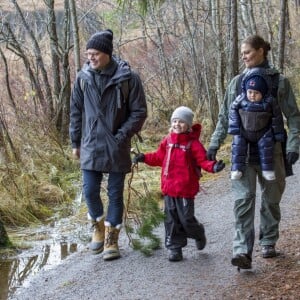 La princesse Victoria et le prince Daniel de Suède photographiés avec leurs enfants la princesse Estelle et le prince Oscar lors d'une randonnée en décembre 2016 au Parc national de Tyresta, au sud de Stockholm. C'est ce cadre qu'ils ont choisi pour adresser leurs voeux à leurs compatriotes pour les fêtes de fin d'année.