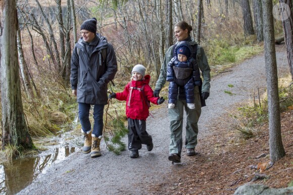 La princesse Victoria et le prince Daniel de Suède photographiés avec leurs enfants la princesse Estelle et le prince Oscar lors d'une randonnée en décembre 2016 au Parc national de Tyresta, au sud de Stockholm. C'est ce cadre qu'ils ont choisi pour adresser leurs voeux à leurs compatriotes pour les fêtes de fin d'année.
