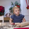 La princesse Estelle de Suède en plein atelier pâtisserie en décembre 2013 au palais Haga pour les voeux pour Noël.
