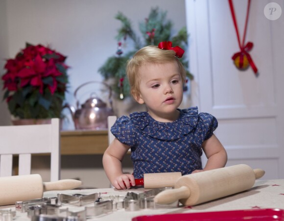 La princesse Estelle de Suède en plein atelier pâtisserie en décembre 2013 au palais Haga pour les voeux pour Noël.