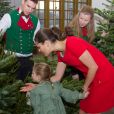 La princesse Estelle de Suède et sa maman la princesse héritière Victoria recevaient le 14 décembre 2016 les sapins de Noël offerts au palais Drottningholm par les étudiants en foresterie de l'Université des sciences agricoles, à Stockholm. ©