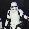 Carrie Fisher et un Stormtrooper à la première de Star Wars - Le Réveil de la Force à Odeon Leicester Square à Londres le 16 décembre 2015.