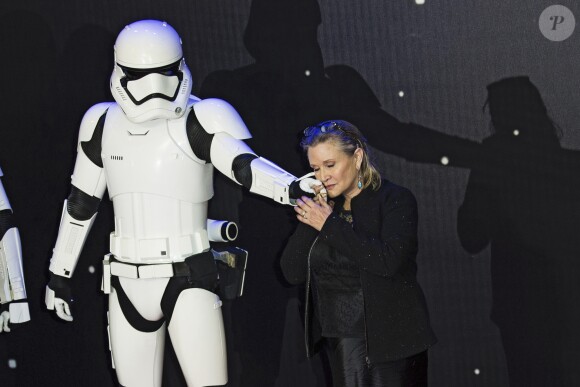Carrie Fisher et un Stormtrooper à la première de Star Wars - Le Réveil de la Force à Odeon Leicester Square à Londres le 16 décembre 2015.