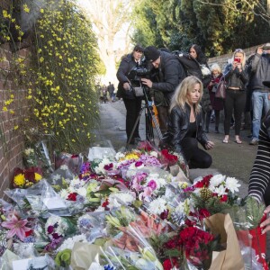 De nombreux fans se recueillent devant le domicile de la star George Michael à Goring-on-Thames, Royaume Uni, le 26 décembre 2016.