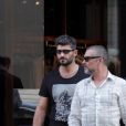  George Michael quitte son domicile avec son petit ami Fadi Fawaz à Paris, le 23 mars 2012.  
