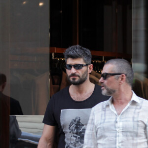 George Michael quitte son domicile avec son petit ami Fadi Fawaz à Paris, le 23 mars 2012. 
