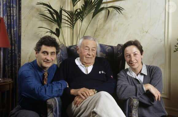 Archives - En France, chez lui, Paul-Emile Victor entouré de ses enfants Jean-Christophe et Daphné en novembre 1992.