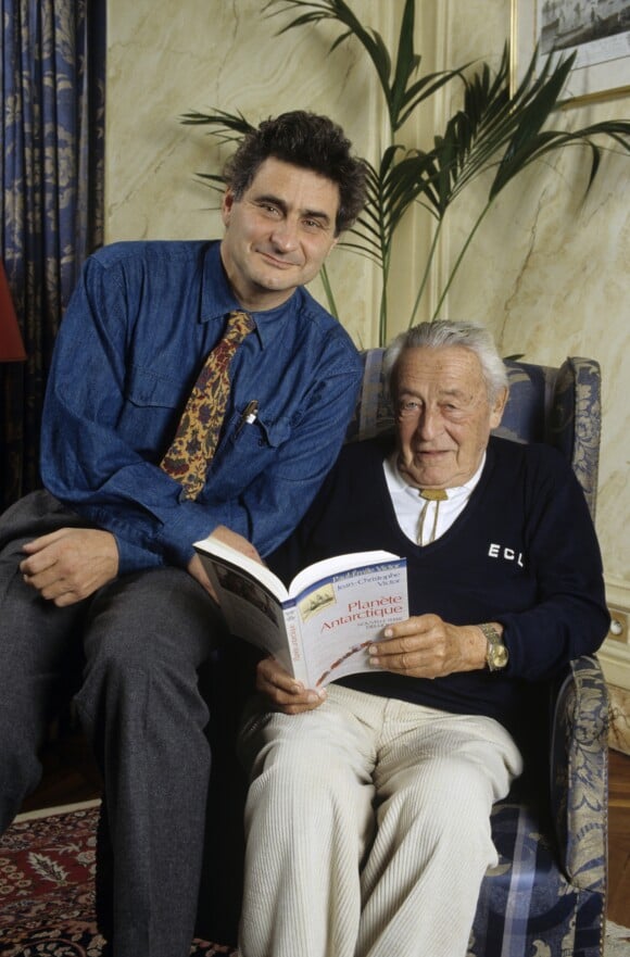 Archives - En France, chez lui, Jean-Christophe Victor et son père Paul-Emile Victor tenant un livre intitulé "Planète Antarctique", co-écrit avec son père en novembre 1992.