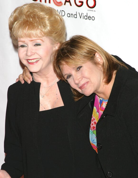 Carrie Fisher et sa mère Debbie Reynolds au photocall de "Life Benefit" le 19 août 2003.