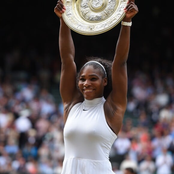 Serena Williams remporte le tournoi de Wimbledon à Londres, le 9 juillet 2016.