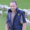  Vincent, 45 ans et père de deux enfants, est éleveur de brebis allaitantes en Occitanie. C'est un candidat de "L'amour est dans le pré 2017". 