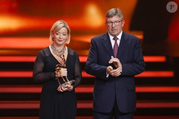 Sabine Kehm, manager de Michael Schumacher, avec Ross Brawn à ses côtés, reçoit un Bambi Award en son nom à Berlin le 13 novembre 2014