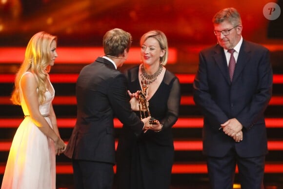 Sabine Kehm, manager de Michael Schumacher, avec Ross Brawn à ses côtés, reçoit un Bambi Award en son nom à Berlin le 13 novembre 2014