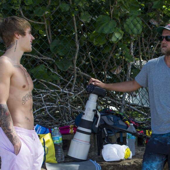 Justin Bieber discute avec des fans lors de ses vacances à La Barbade le 28 décembre 2016.