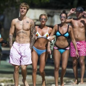 Justin Bieber discute avec des fans lors de ses vacances à La Barbade le 28 décembre 2016.