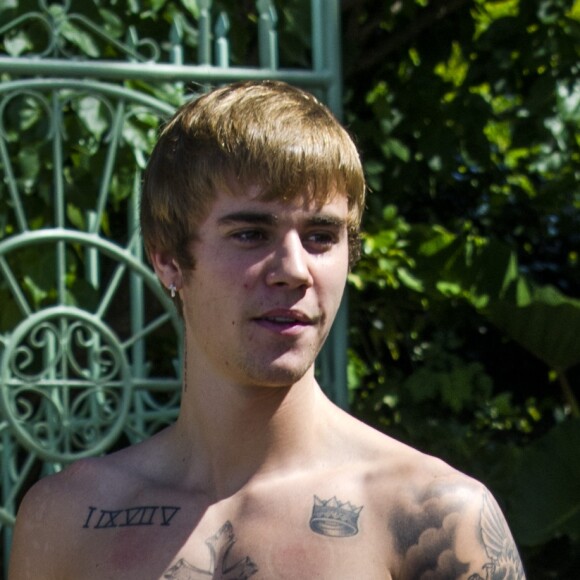 Justin Bieber discute avec des fans lors de ses vacances à La Barbade le 28 décembre 2016.