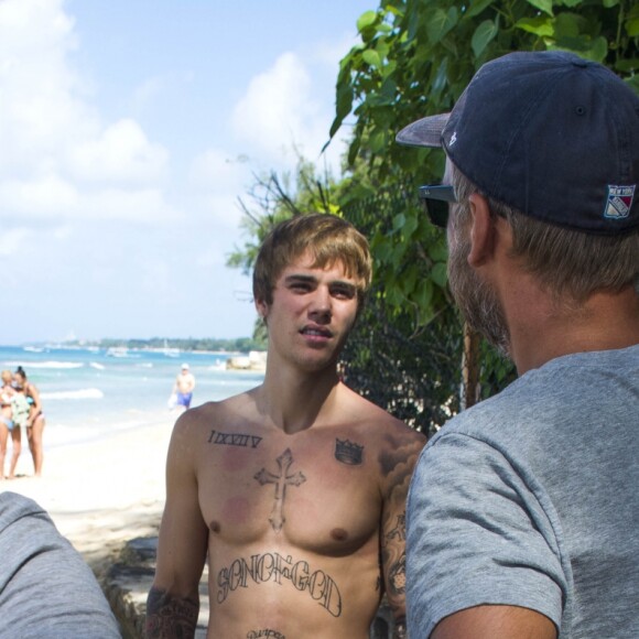 Justin Bieber discute avec des fans lors de ses vacances à La Barbade le 28 décembre 2016.28/12/2016 - 