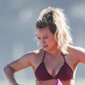 Hilary Duff lors d'une sortie à la plage avec son fils Luca à Hanalei, à Hawaï, le 1er janvier 2017