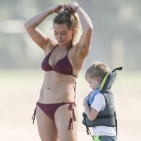 Hilary Duff bombesque en bikini : Elle fête 2017 en tête à tête avec son fils