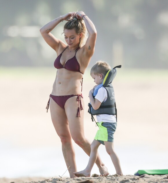Hilary Duff lors d'une sortie à la plage avec son fils Luca à Hanalei, à Hawaï, le 1er janvier 2017
