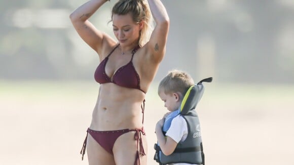 Hilary Duff bombesque en bikini : Elle fête 2017 en tête à tête avec son fils