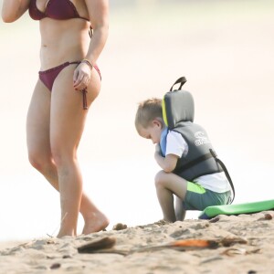 Hilary Duff lors d'une sortie à la plage avec son fils Luca à Hanalei, à Hawaï, le 1er janvier 2017