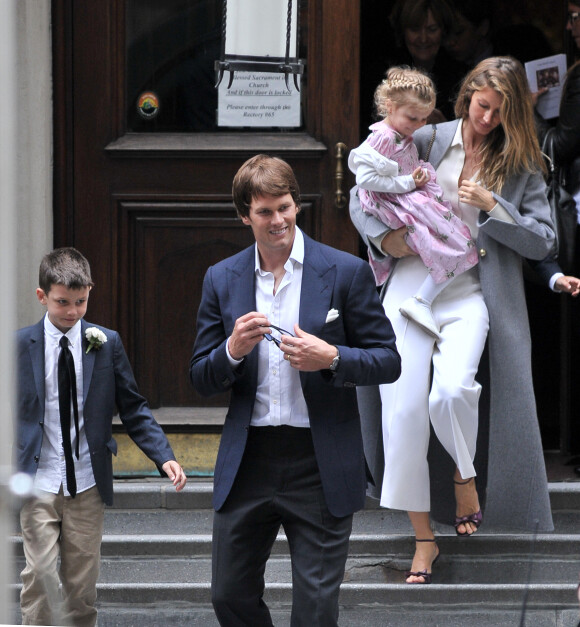 Gisele Bundchen en compagnie de son mari Tom Brady et de leurs enfants Benjamin et Vivian Lake à New York le 29 avril 2016.