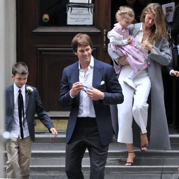 Gisele Bundchen en compagnie de son mari Tom Brady et de leurs enfants Benjamin et Vivian Lake à New York le 29 avril 2016.