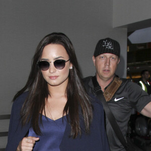 Demi Lovato arrive à l'aéroport de LAX à Los Angeles pour prendre l’avion, le 16 novembre 2016