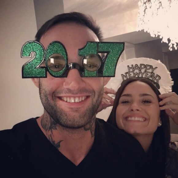 Demi Lovato au côté de son nouveau petit ami, le champion d'arts martiaux Guilherme Vasconcelos. Le couple a célébré le Nouvel An ensemble (photo publiée le 1er janvier 2017 sur Instagram).