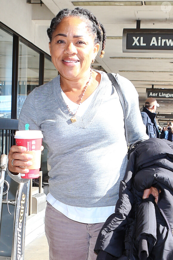 Exclusif - Doria Ragland, mère de Meghan Markle, arrive à l'aéroport LAX de Los Angeles, le 23 décembre 2016, pour prendre un vol à destination de Toronto, où vit sa fille.