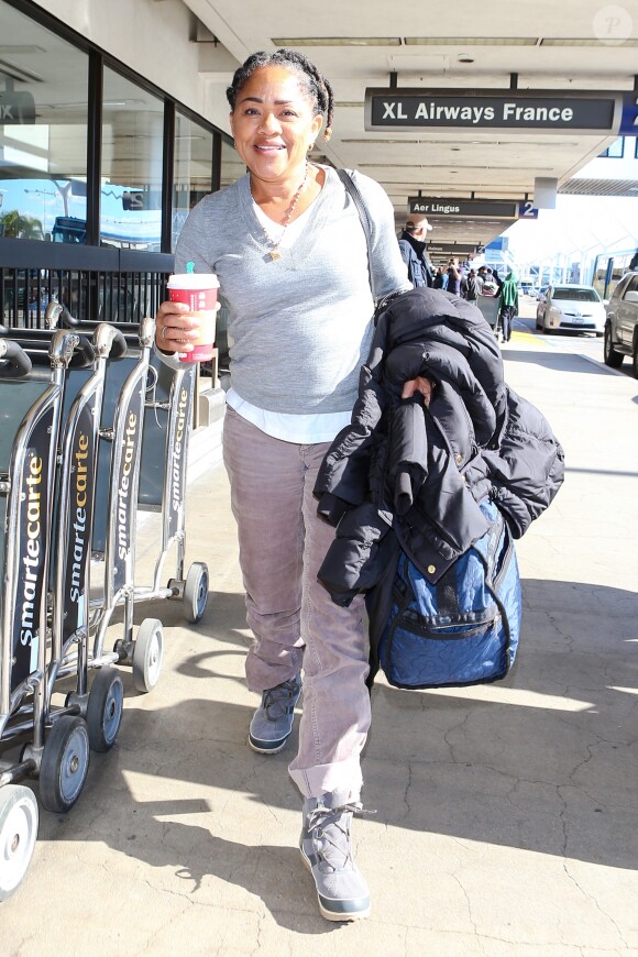 Exclusif - Doria Ragland, mère de Meghan Markle, arrive à l'aéroport LAX de Los Angeles, le 23 décembre 2016, pour prendre un vol à destination de Toronto, où vit sa fille.