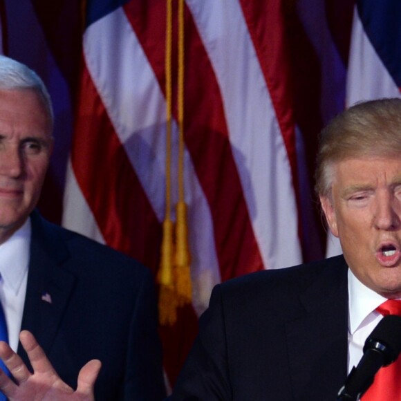 Donald Trump et Mike Pence lors de son discours au Hilton New York après son élection à la présidence des Etats-Unis. New York, le 9 novembre 2016.