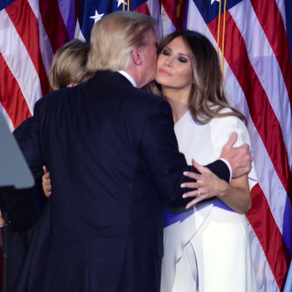 Donald Trump avec son fils Barron, sa fille Ivanka et sa femme Melania lors de son discours au Hilton New York après son élection à la présidence des Etats-Unis. New York, le 9 novembre 2016.