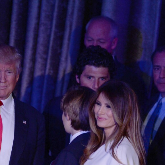 Donald Trump avec son fils Barron, sa fille Ivanka et sa femme Melania lors de son discours au Hilton New York après son élection à la présidence des Etats-Unis. New York, le 9 novembre 2016.