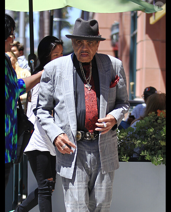 Joe Jackson se rend chez le docteur accompagné de sa femme Katherine Jackson à Beverly Hills, le 17 août 2016