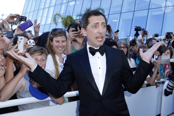 Gad Elmaleh rencontre ses fans lors de la montée des marches du film "Elle" lors du 69e Festival International du Film de Cannes. Le 21 mai 2016. © Olivier Borde-Cyril Moreau/Bestimage