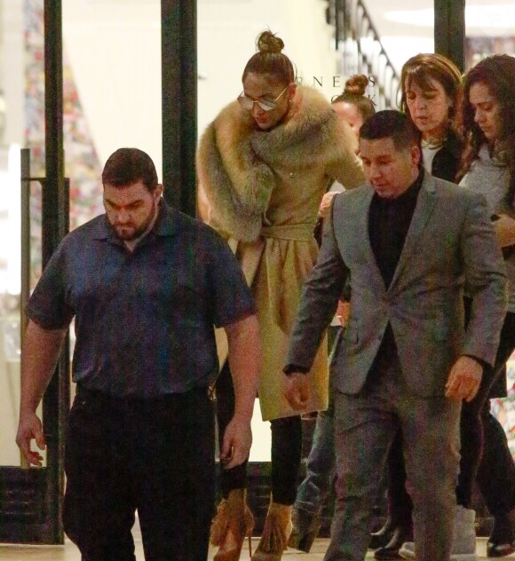 Jennifer Lopez est allée faire du shopping chez Barney's New York à Beverly Hills, le 19 décembre 2016