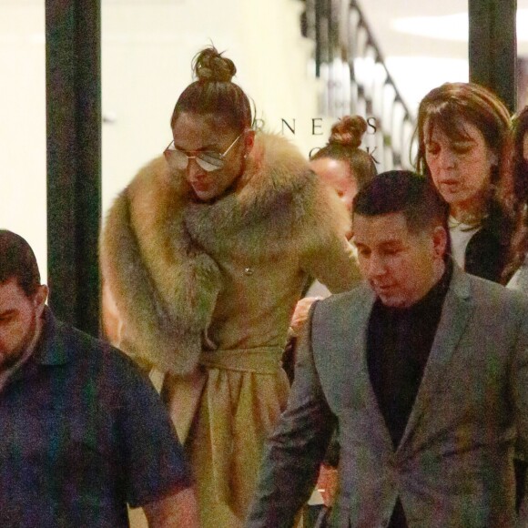 Jennifer Lopez est allée faire du shopping chez Barney's New York à Beverly Hills, le 19 décembre 2016