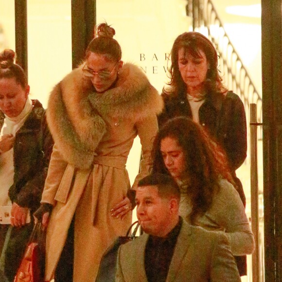 Jennifer Lopez est allée faire du shopping chez Barney's New York à Beverly Hills, le 19 décembre 2016