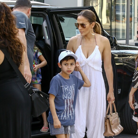 Jennifer Lopez et ses jumeaux Max and Emme font une pause déjeuner pendant une séance shopping avec des amis à Miami, Floride, Etats-Unis, le 27 novembre 2016.