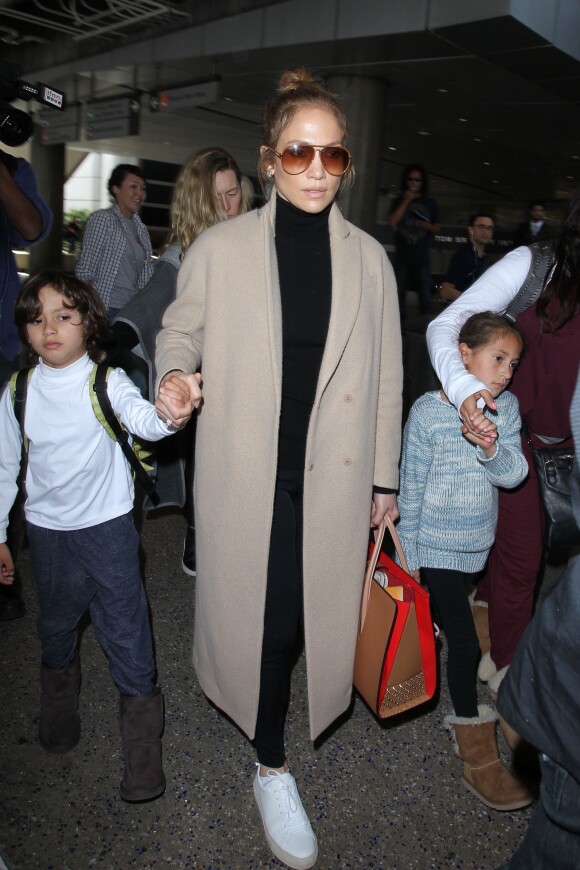 Jennifer Lopez arrive avec ses enfants Max et Emme à l'aéroport de Los Angeles, le 11 avril 2016.