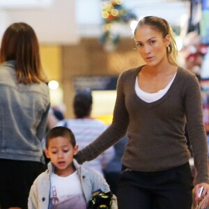 SeJennifer Lopez emmène ses enfants Max et Emme au centre commercial à Los Angeles, le 16 novembre 2014.