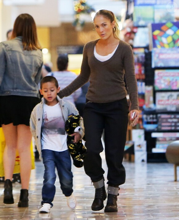 SeJennifer Lopez emmène ses enfants Max et Emme au centre commercial à Los Angeles, le 16 novembre 2014.