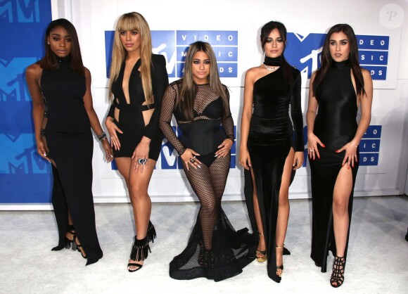 Normandi Kordei, Dinah Jane Hansen, Ally Brooke, Camila Cabello et Lauren Jauregui du groupe Fifth Harmony à la soirée des MTV Video Music Awards 2016 à Madison Square Garden à New York, le 28 août 2016.