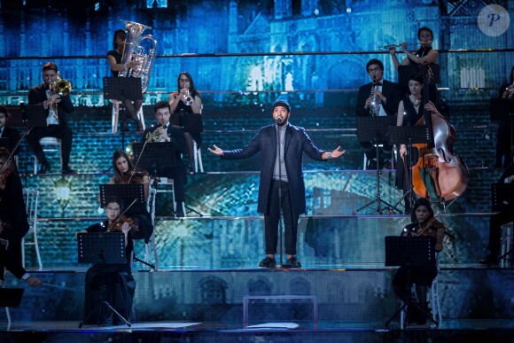 Exclusif - Slimane (gagnant The Voice 5) interprétant Chanter de Florent Pagny lors de la soirée hommage Grégory Lemarchal : Dix ans après, l'histoire continue, le 7 janvier 2017 au Zénith de Paris et sur TF1 (réalisation DMLS TV), au profit de la construction d'une maison d'accueil pour les patients atteints de la mucoviscidose. © Cyril Moreau/Bestimage