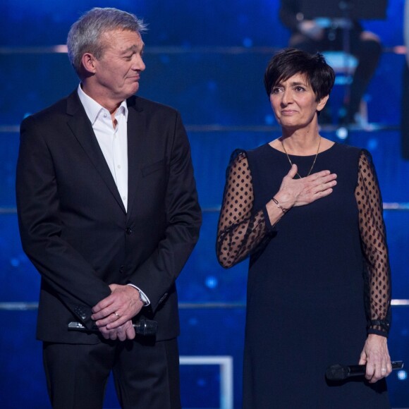 Exclusif - Laurence et Pierre Lemarchal, parents de Grégory, avec leur ami Nikos Aliagas lors de la soirée hommage Grégory Lemarchal : Dix ans après, l'histoire continue, le 7 janvier 2017 au Zénith de Paris et sur TF1 (réalisation DMLS TV), au profit de la construction d'une maison d'accueil pour les patients atteints de la mucoviscidose. © Cyril Moreau/Bestimage